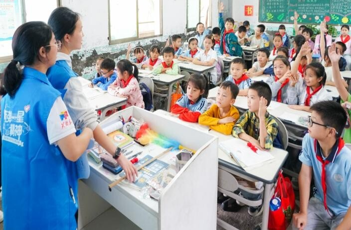 南华大学“核特岗”宣讲团走进小学宣讲“两弹一星”精神