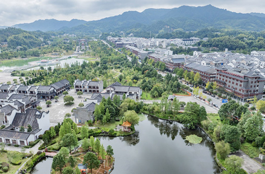Tourists Throng Miyin Temple on Weishan Mountain