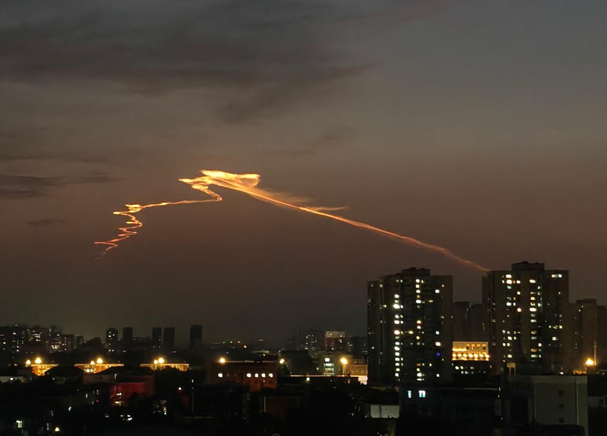 北京傍晚天空现神奇“光线”!气象专家:这是火箭云
