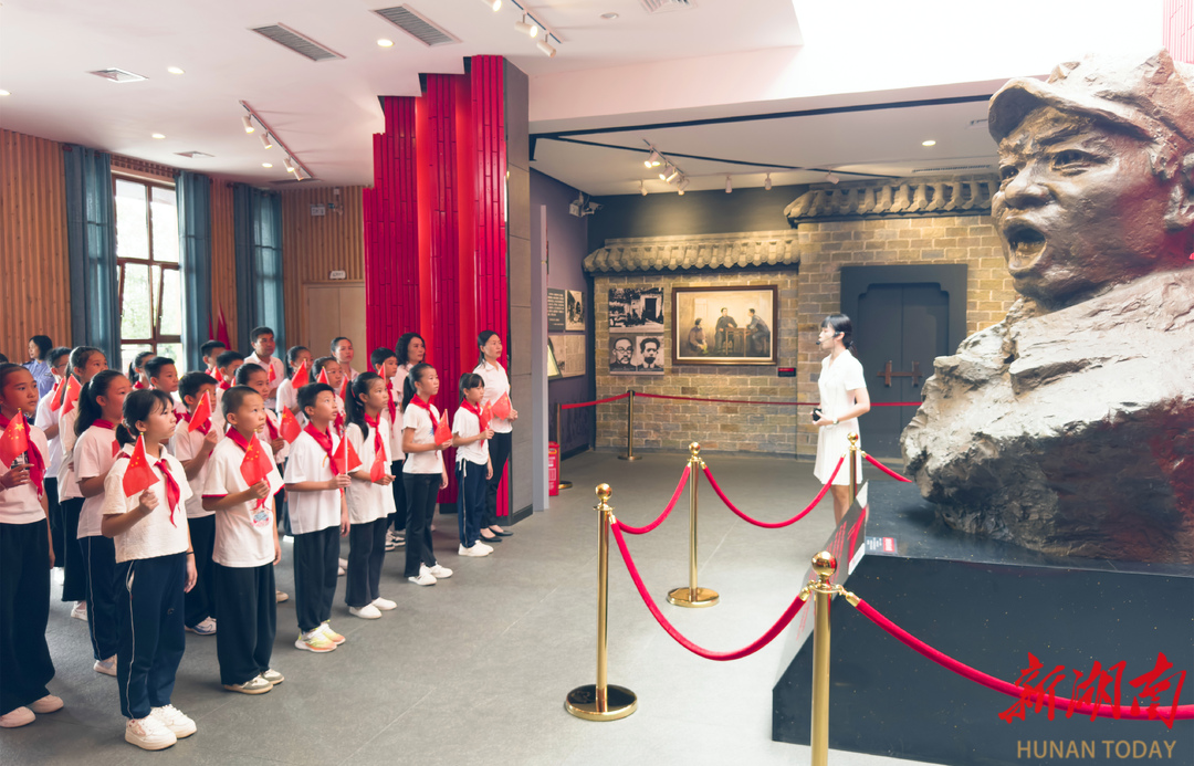 道县上关街道中心小学：师生同上思政课 厚植家国情怀