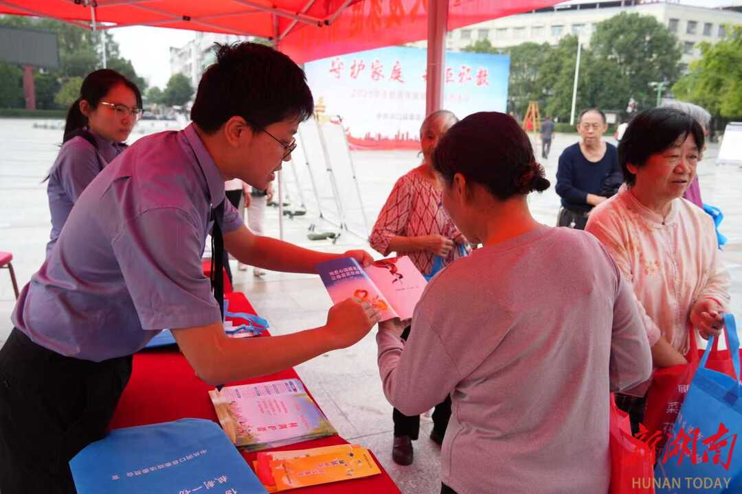 洞口县委政法委开展综合性普法宣传活动