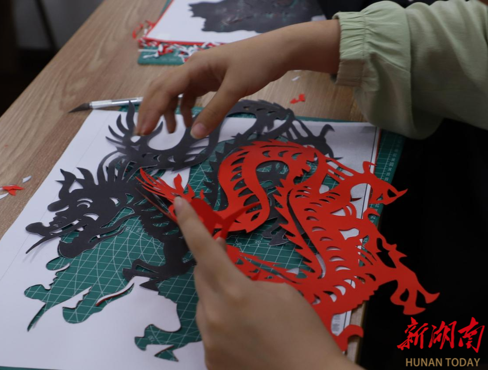 指尖生花贺华诞,湘大学子体验剪纸魅力