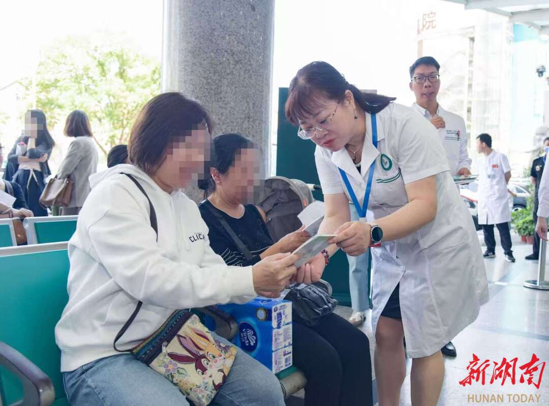 高铁上青年突发躁狂，省脑科医院护士长专业施救获“雷锋号”勋章