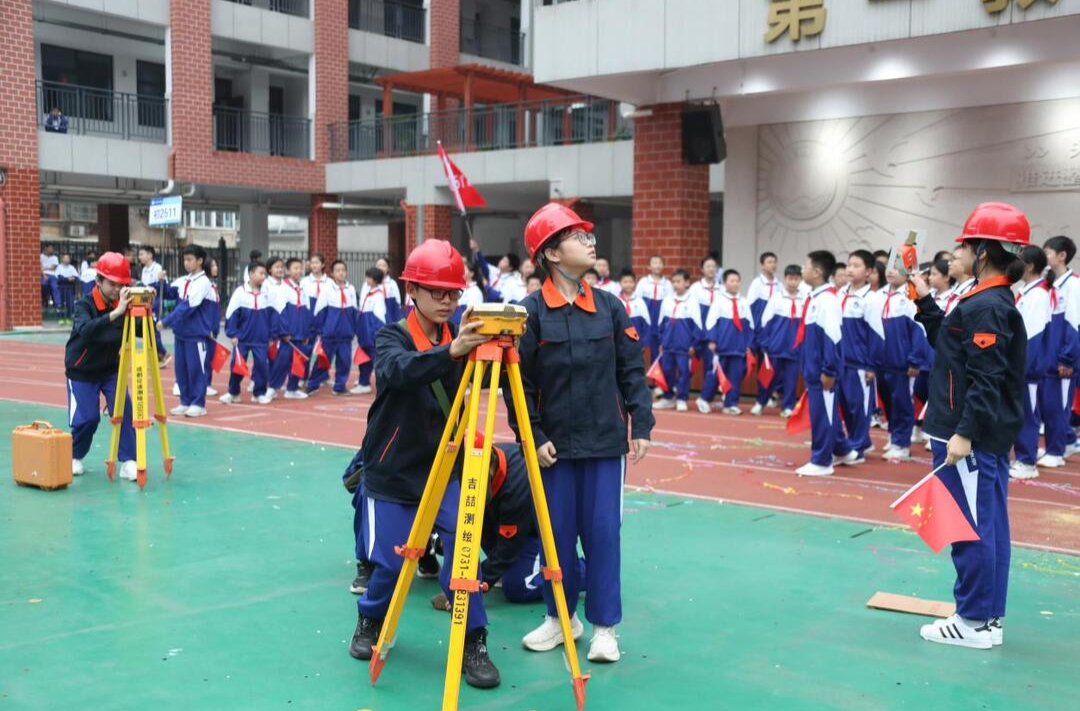 将运动场化作行走的“校史长廊”，湖南省地质中学学子演绎七十载办学路