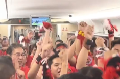 双语湖南|城铁开通球迷专列 车厢内欢歌笑语成“应援现场”