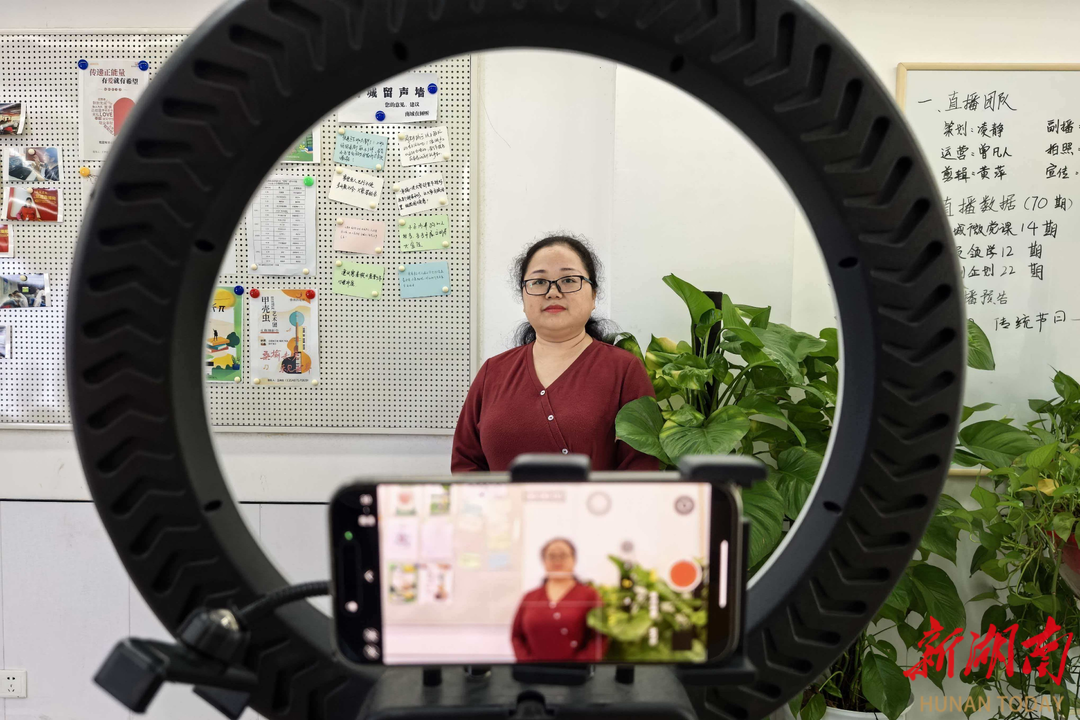南城在线直播间邀您共赏“诗词里的中秋”