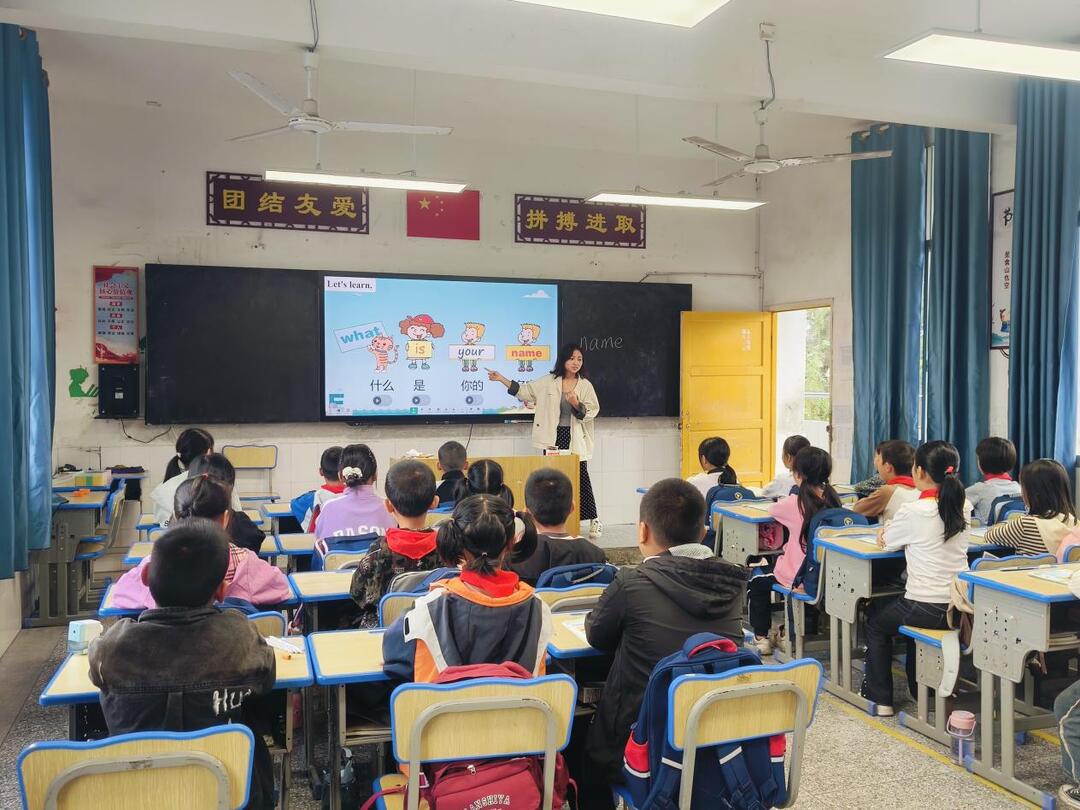 龙山县农车镇九年制学校开展新进教师公开课活动​