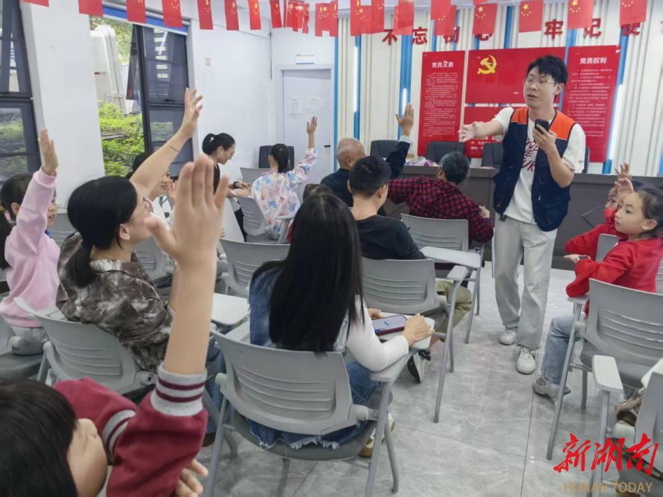 长沙桃岭社区：月满中秋迎国庆 饼香情浓庆双节