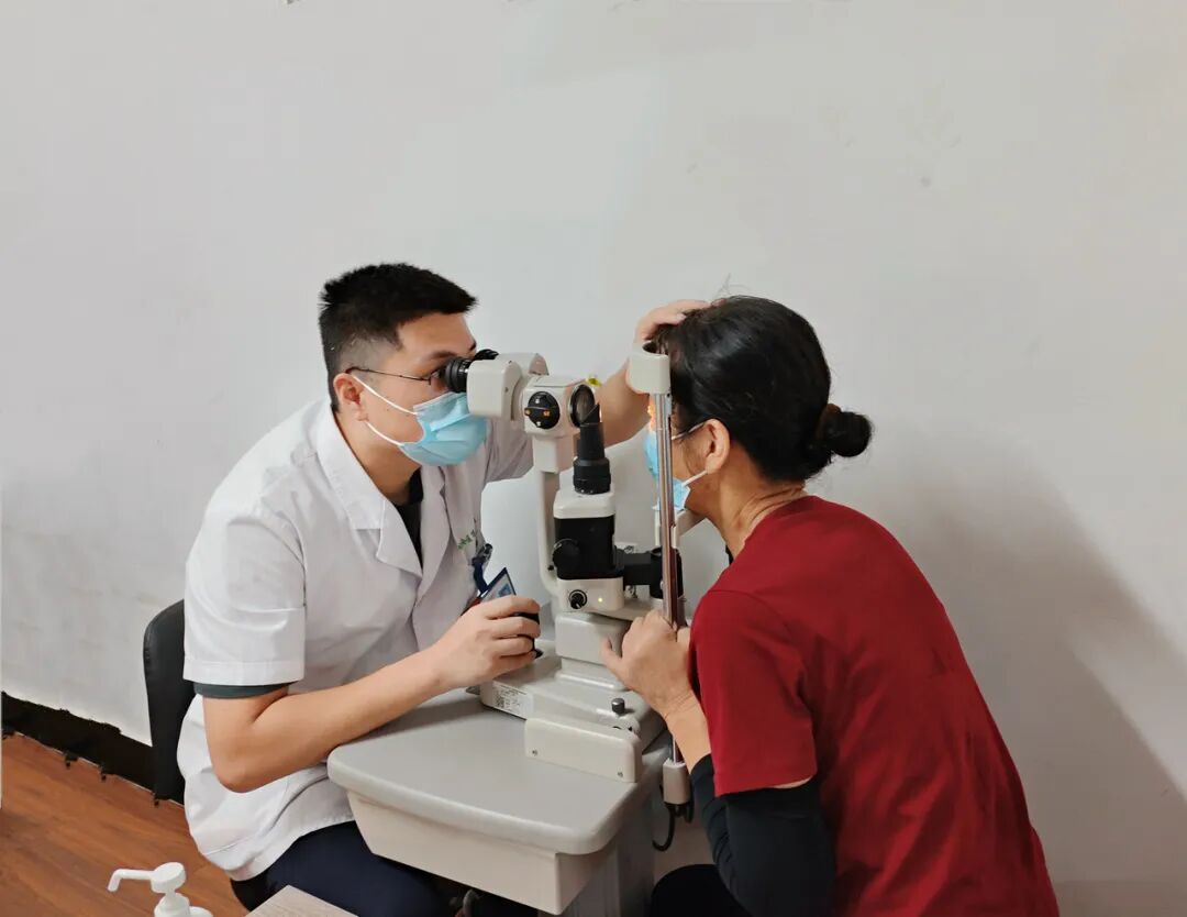 女子一到晚上眼睛就发痒：睫毛上附着数十个蠕动虫体，一查竟与老伴有关