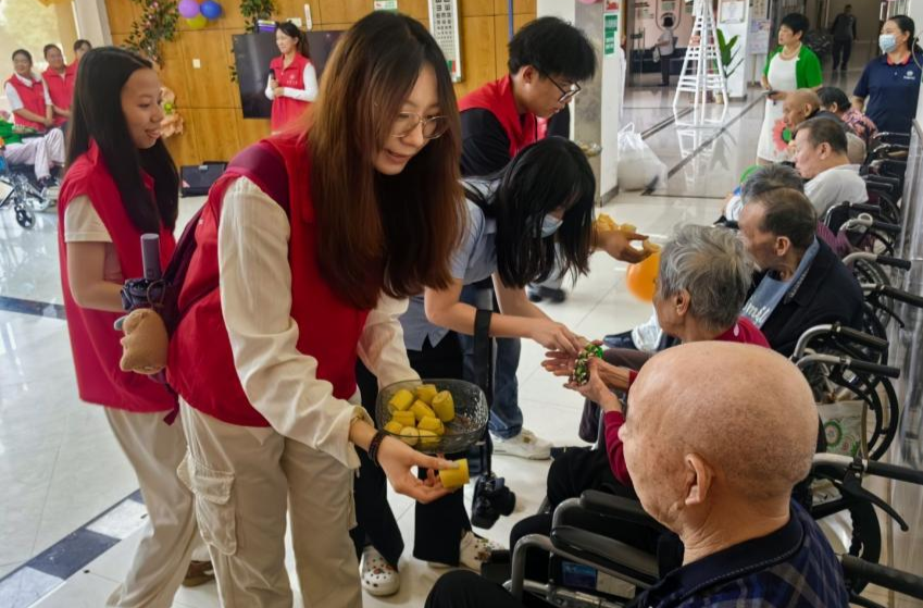 南华大学药学院开展敬老院志愿服务活动