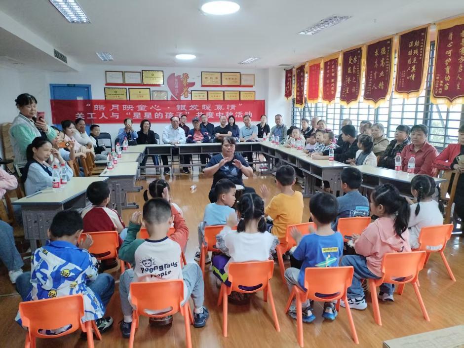 “皓月映童心，银发暖真情” 中秋关爱活动在张家界爱心林学校温情举行