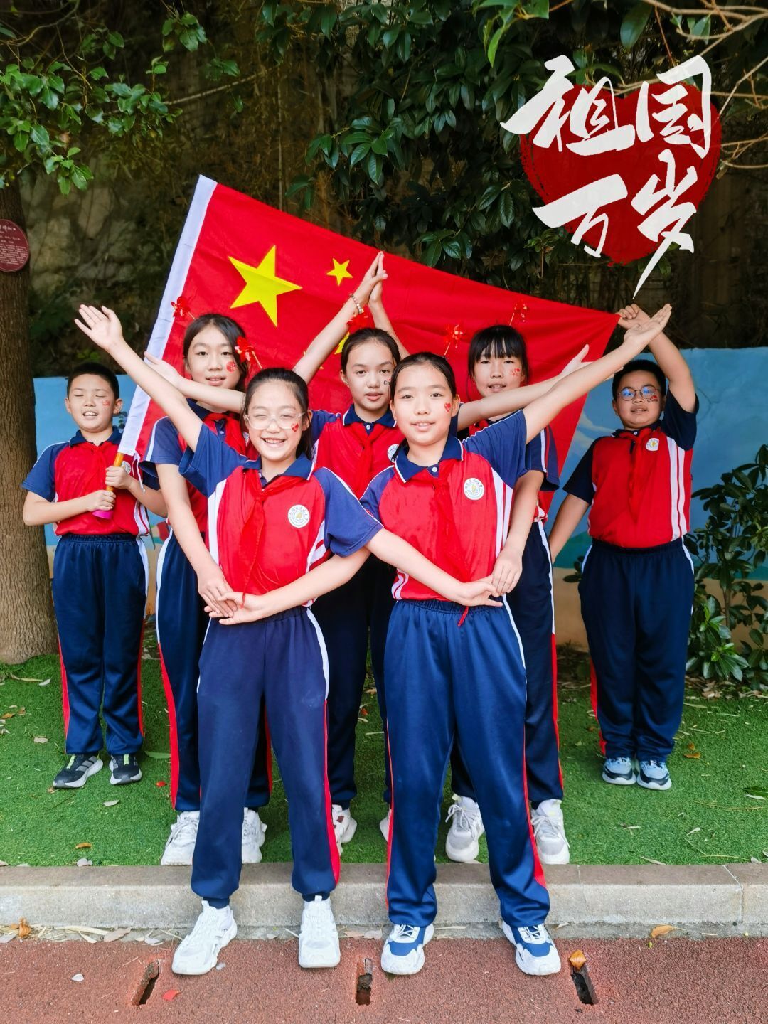 东风小学学子与国旗同框 用青春告白祖国