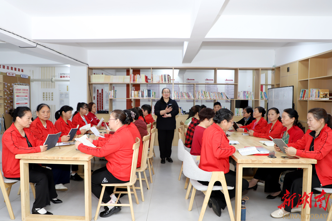 从追光到成为光！六载朗读路，她用声音唤醒社区夕阳红