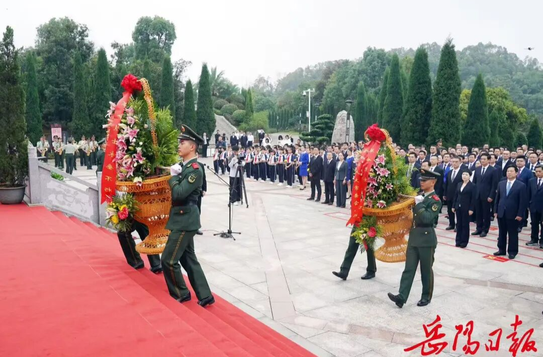 今天，致敬人民英雄！