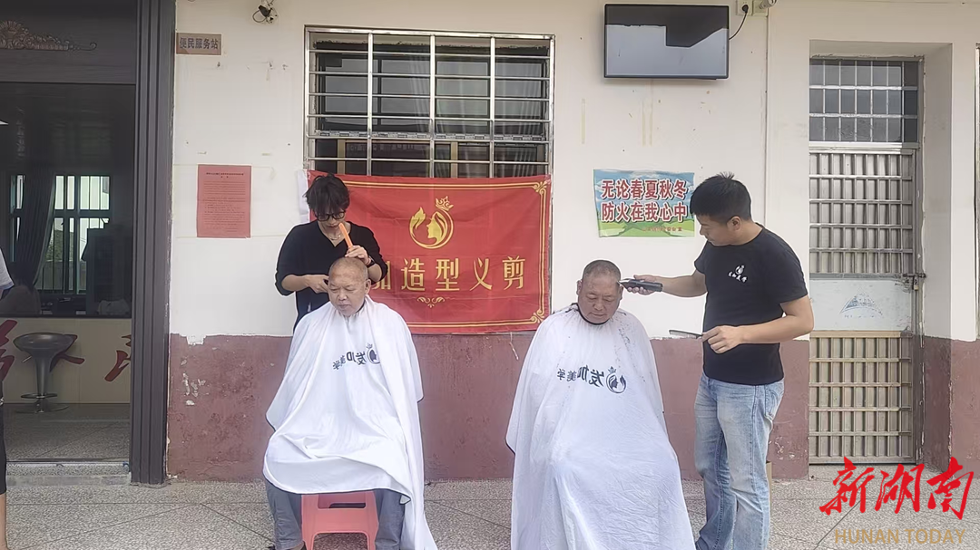安仁县：义剪传温情 佳节焕新颜