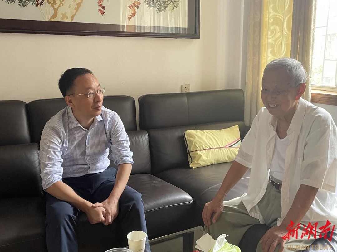 金秋双节送温情，农发行永州市分行走访慰问退休干部