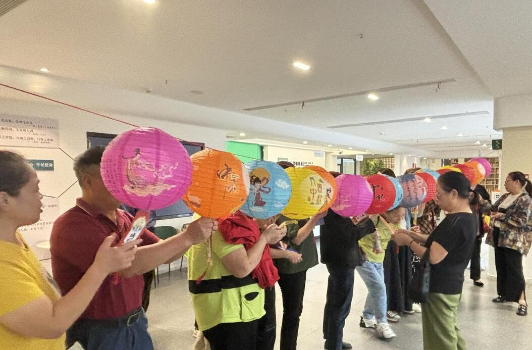 湖南湘江新区三汊矶社区组织社区志愿者骨干开展双节同庆活动