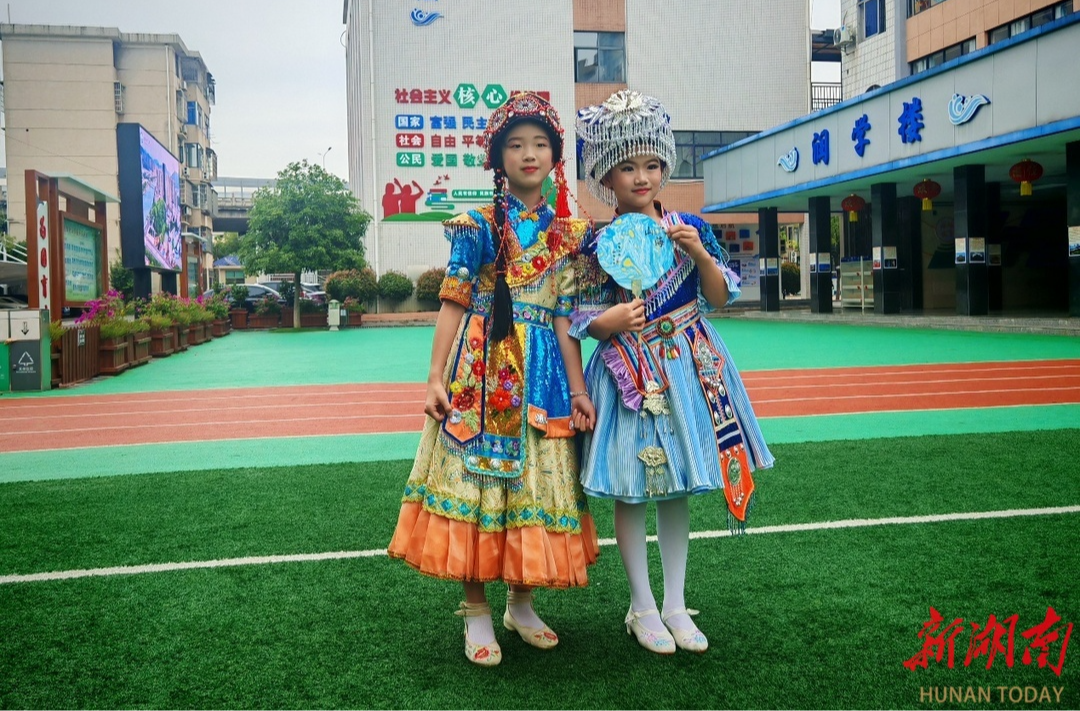 以“石榴红”绘就童心暖色，这所小学探索民族团结教育新路径