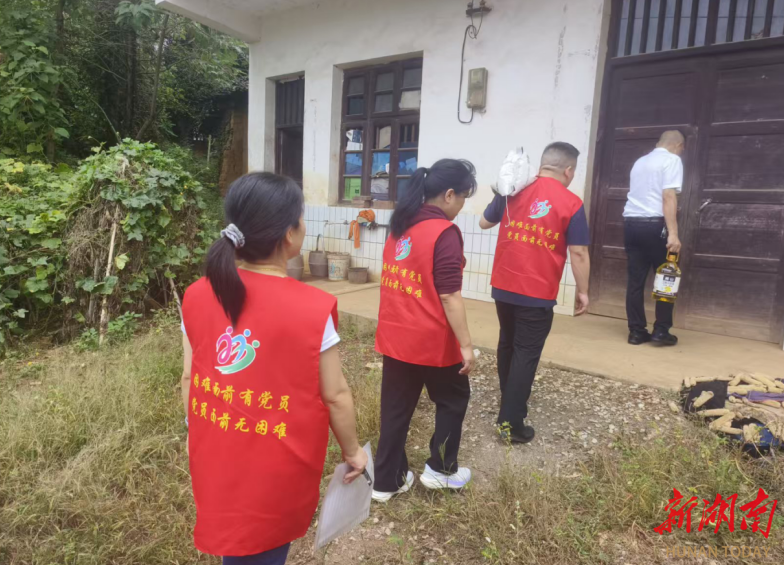 娄星区蛇形山镇开展双节慰问活动