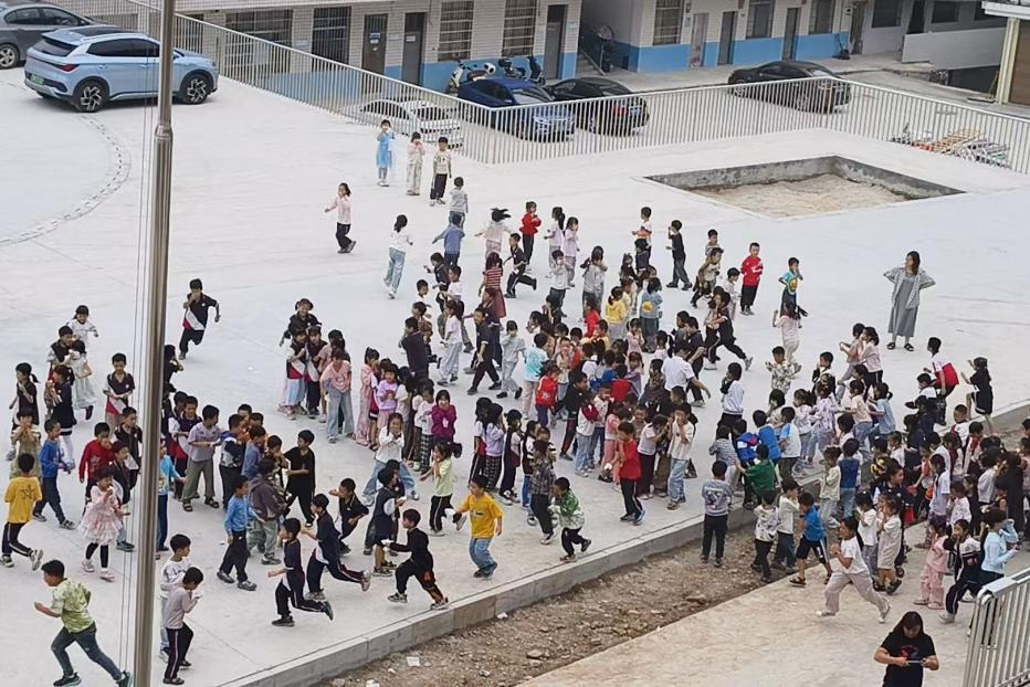 新邵县龙溪铺镇中心小学：消防演练筑平安