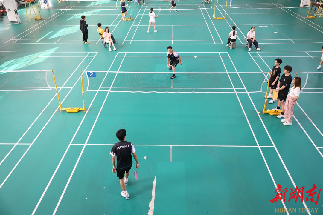 湘潭大学举办第十四届羽毛球新生赛