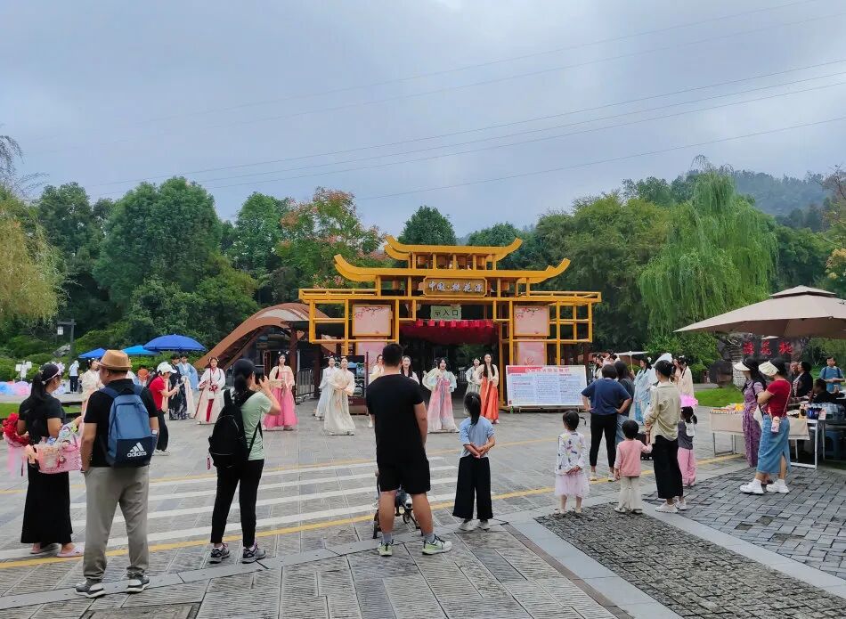 国庆中秋长假首日，常德桃花源景区迎来“开门红”