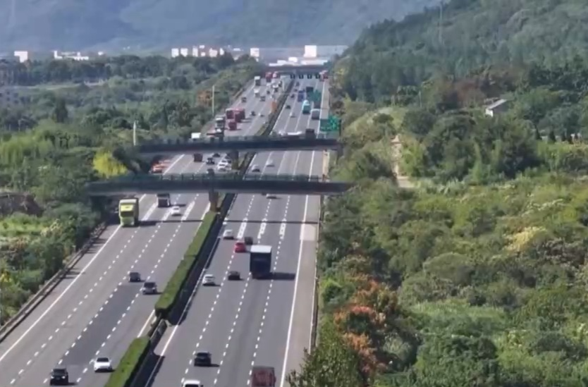 国庆中秋假期首日 高速公路网流量将出现峰值