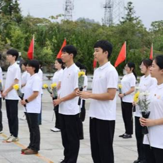 吉首大学举行祭英烈和观影活动