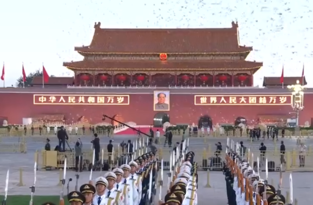 1万只和平鸽伴随《歌唱祖国》旋律腾空