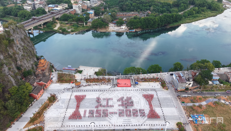 江华：千人长鼓庆华诞 同心共舞耀瑶乡