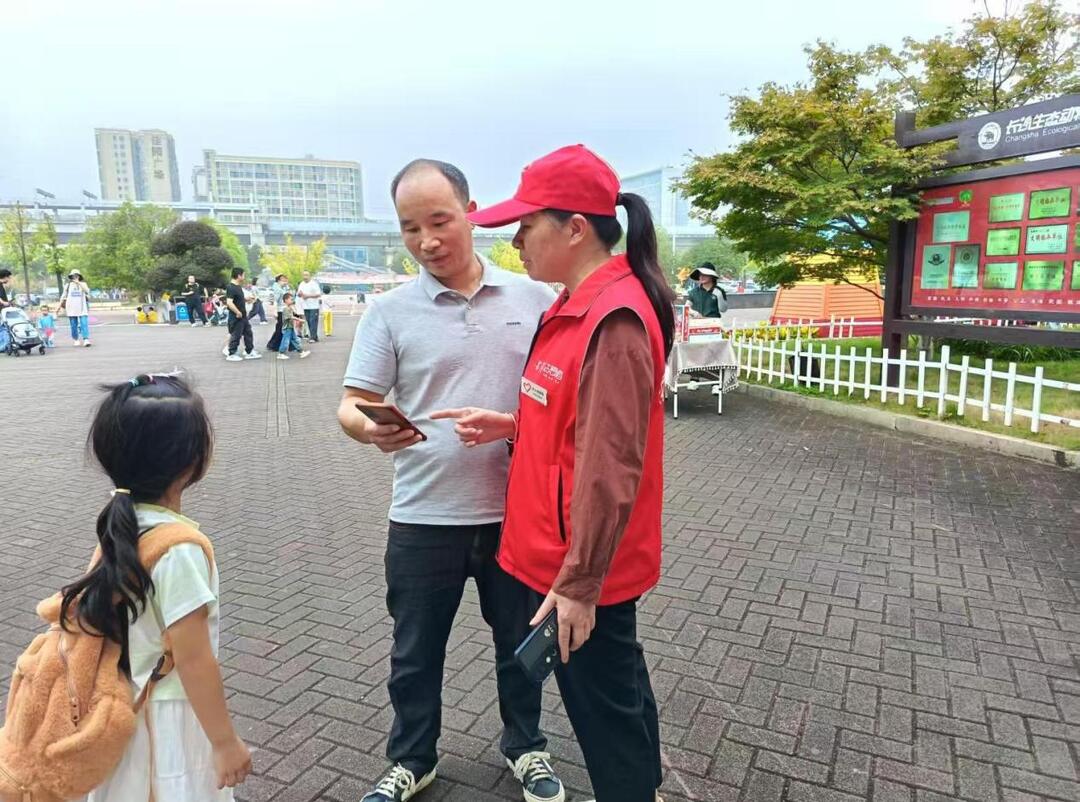 国庆在岗不打烊！ 这抹“志愿红”让景区周边“堵点”变“暖点”