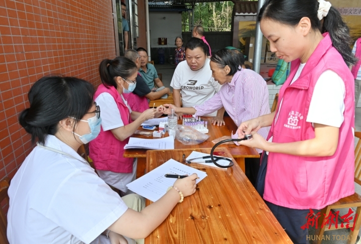 茶陵县开展2025年易地搬迁安置点“爱心接力真情传递”迎中秋庆国庆慰问活动