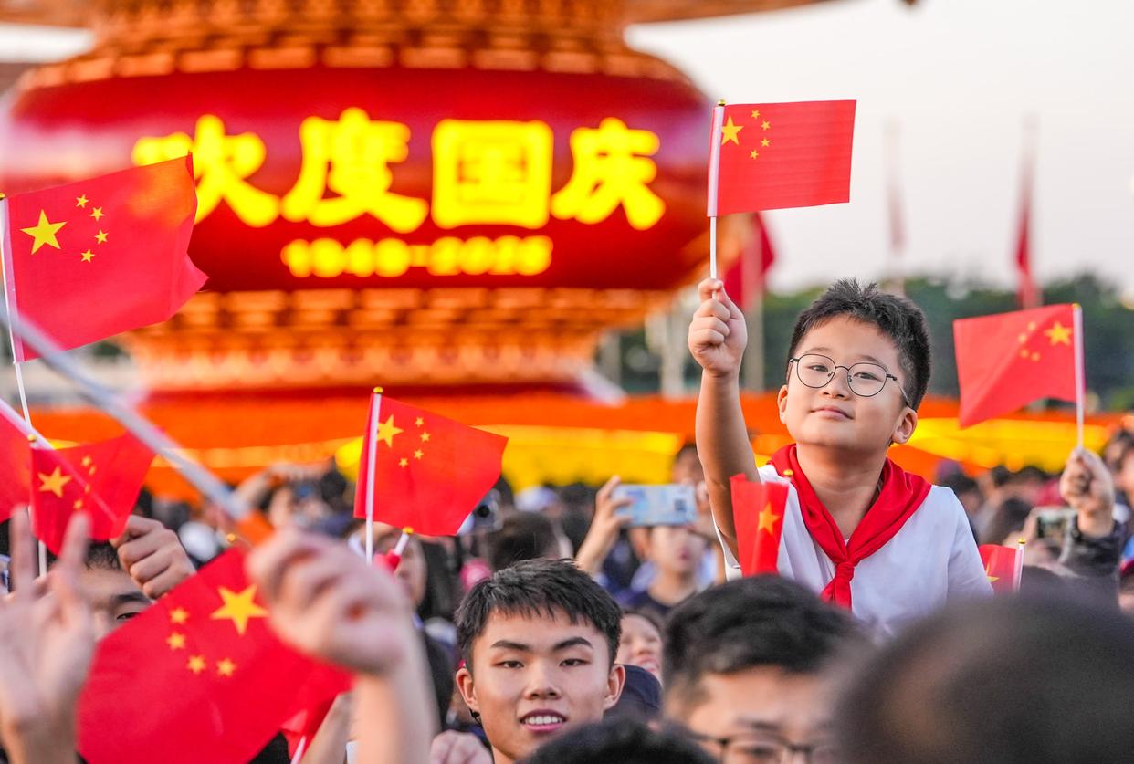 今晨12.1万人天安门广场看升国旗