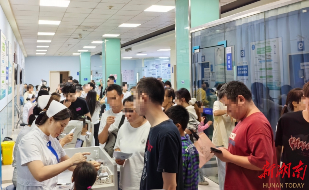 国庆首日就诊高峰，株洲三三一爱尔眼科医院忙而有序