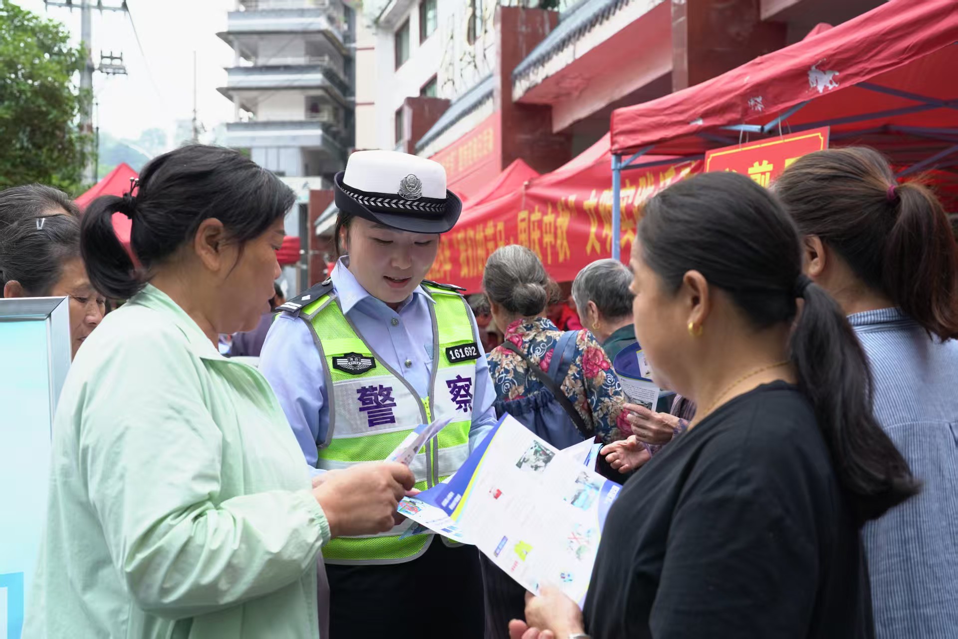 湘西公安交警全力以赴守护“双节”假期交通安全