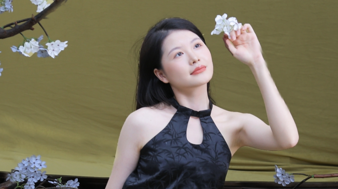 白花点缀橄榄绿