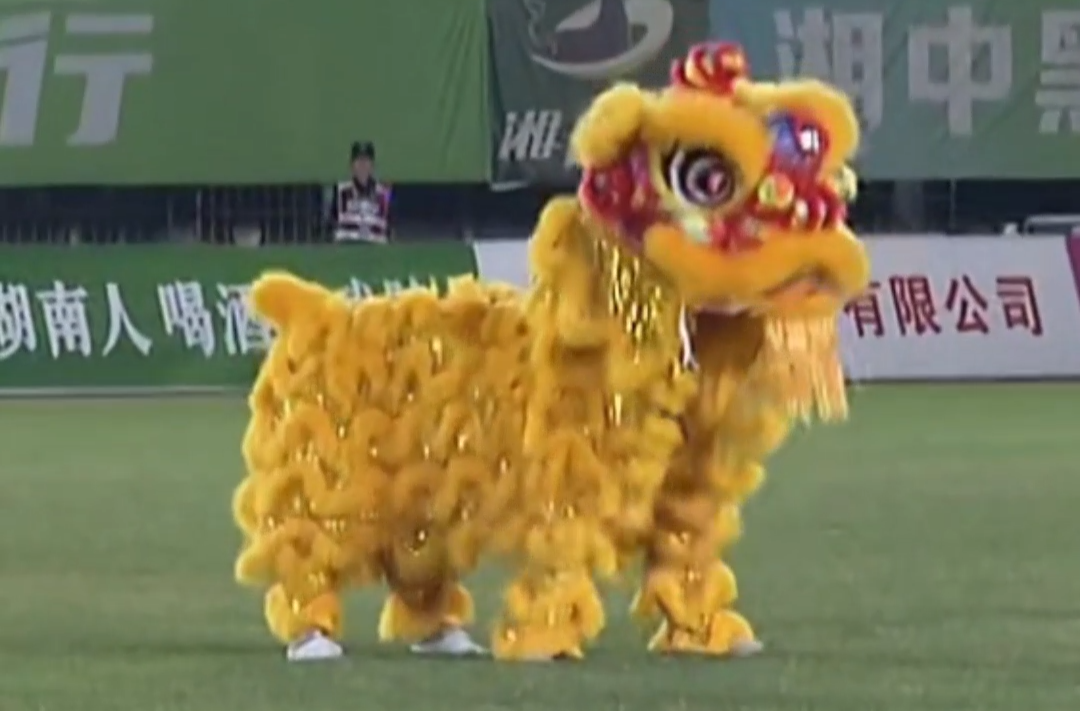 “湘超”娄底队VS大湾区湖南人队！开场舞狮燃爆全场
