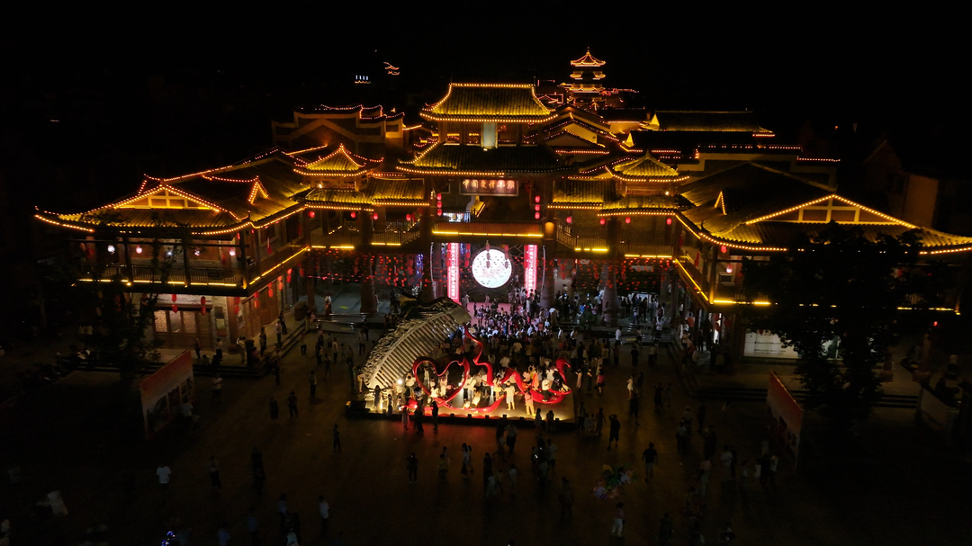 江华“爱情小镇”引客来 八方游客醉瑶风 