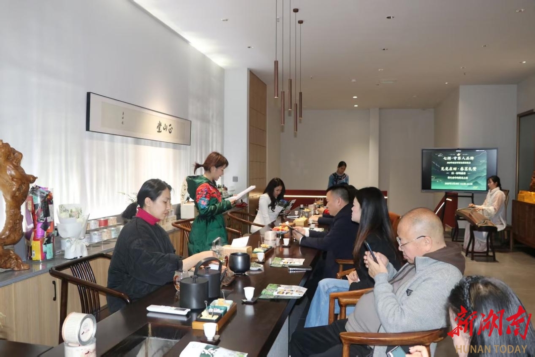 省民族团结进步模范个人②丨石佳：扎根苗乡绽芳华  同心铺就幸福路