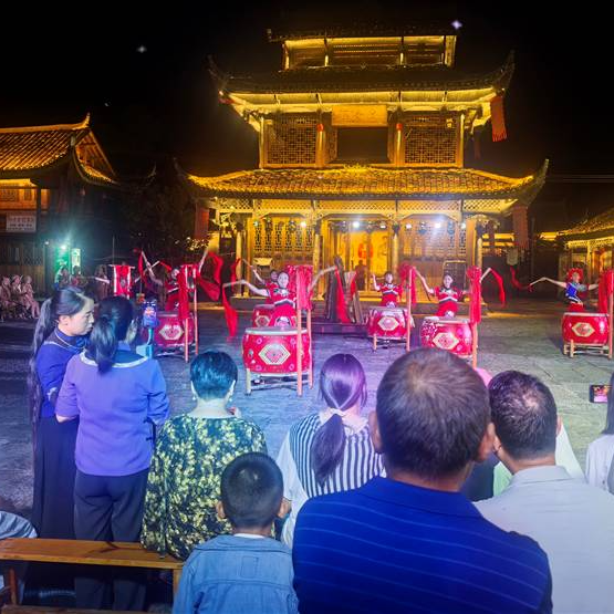 篝火照夜，非遗焕新：龙山惹巴拉景区国庆上演土家文化盛宴
