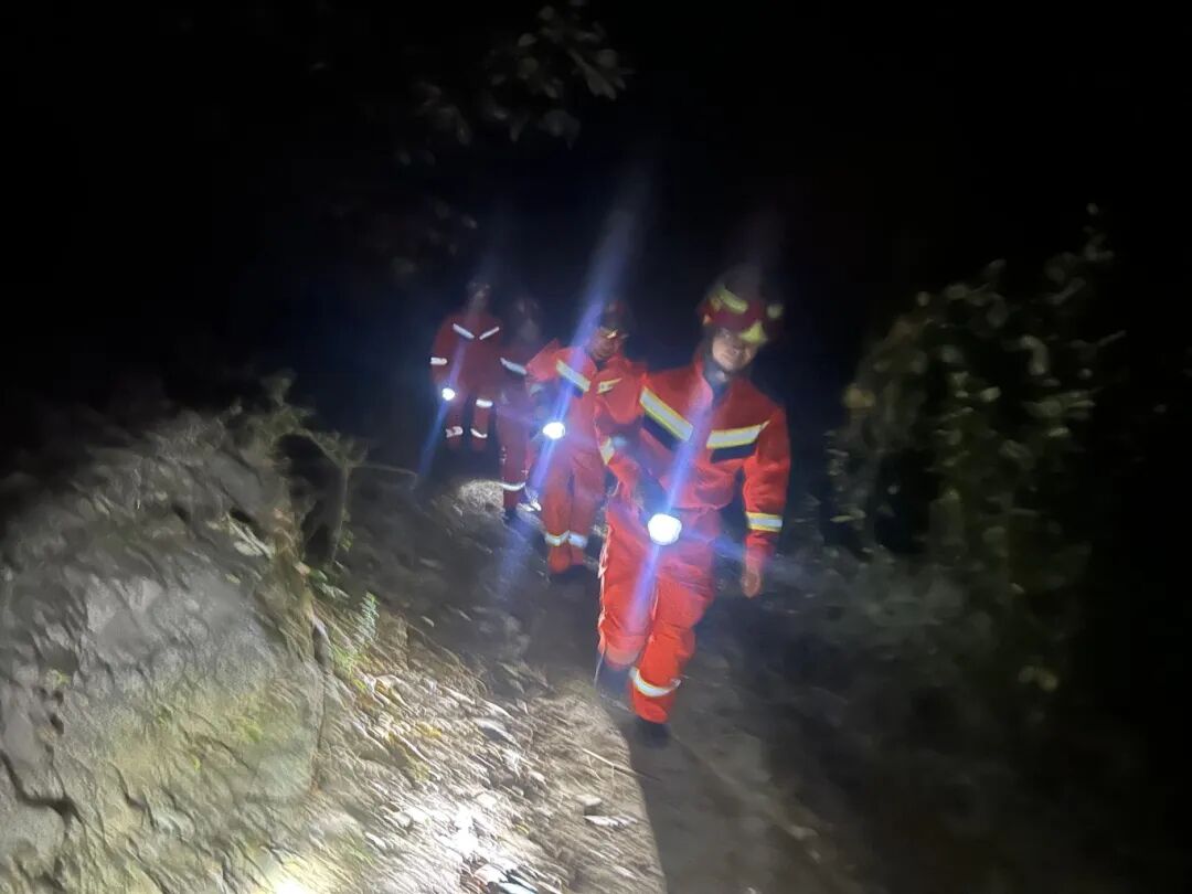 假期出游切勿爬野山！北京两游客遇险，女子被抬下山