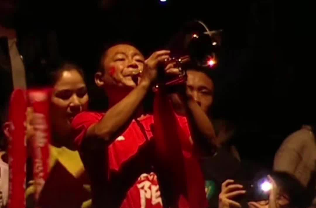 湘超第四轮首场比赛,万人同唱《我爱你中国》