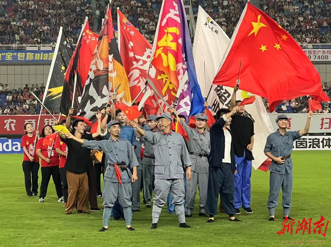 国庆“岳”过洞庭来看你⑳｜满怀真情！湘超中场万人合唱《我爱你中国》，表白祖国！
