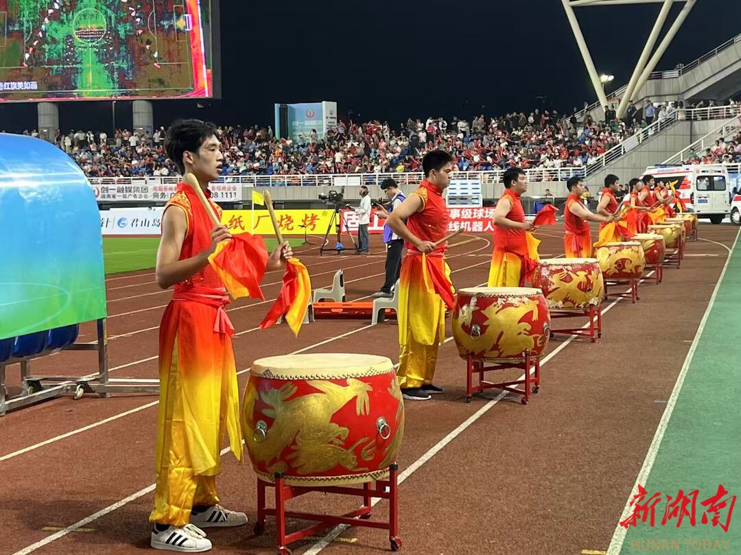 国庆“岳”过洞庭来看你㉑｜属于岳阳的浪漫！湘超中场齐诵《岳阳楼记》