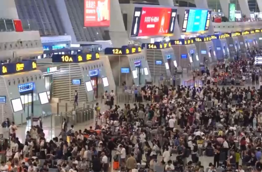 国庆中秋假期第二天 交通客流保持高位运行