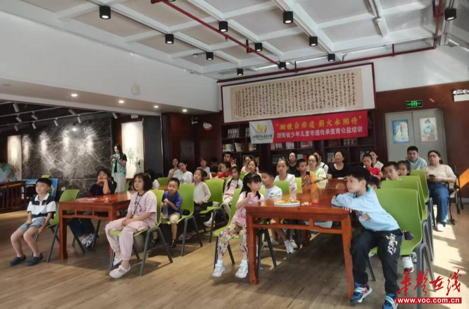 “面团生花”庆“双节”  萌娃巧塑“指尖之美”