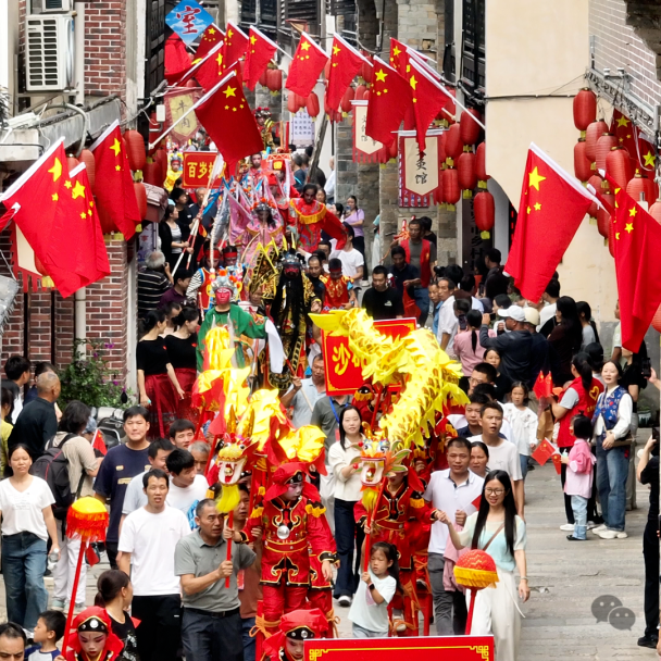最高祝福！汨罗长乐古镇200名少年高跷巡游，最小队员仅6岁