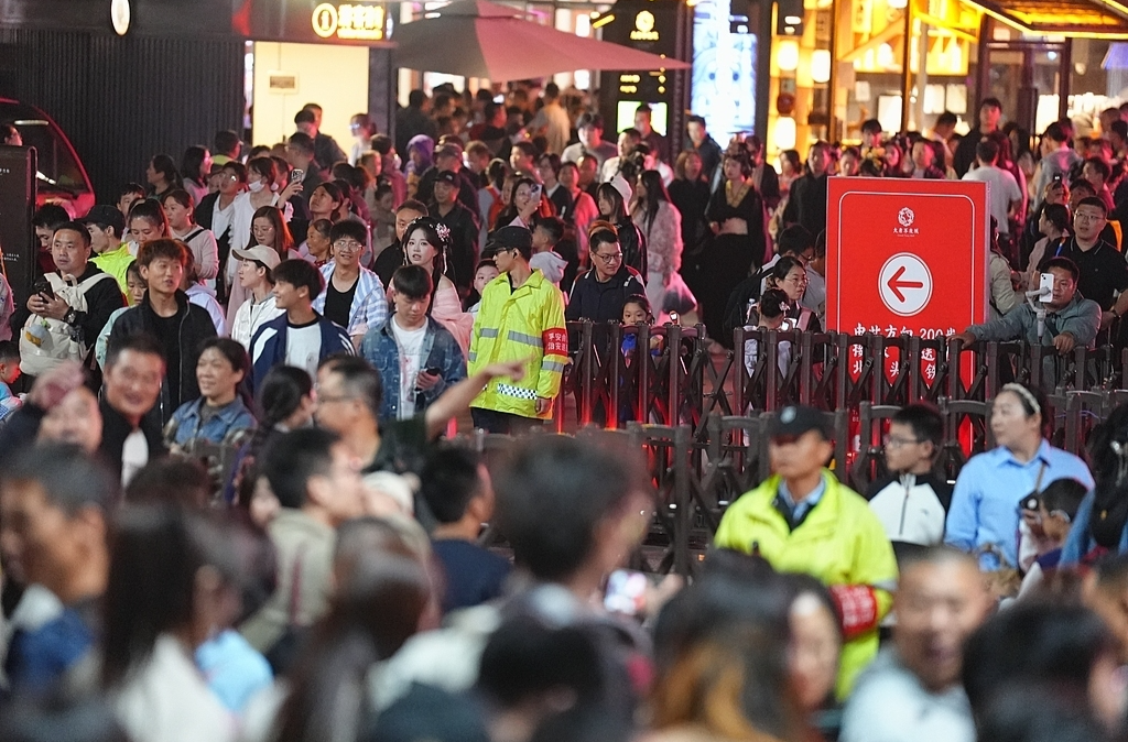 全国多个景区游客趋于饱和，景点建议游客错峰预约