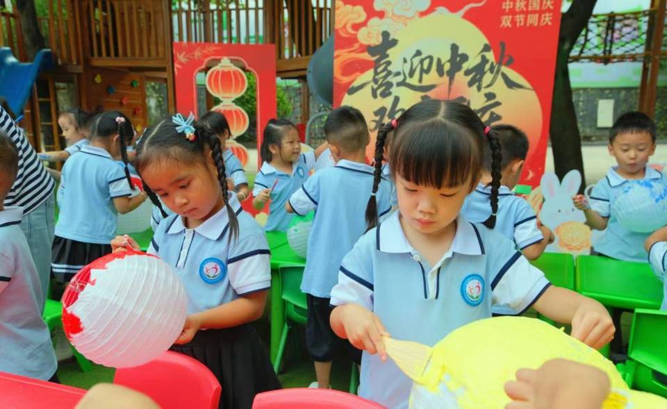 道县幼儿园：萌娃过“双节” 传统育廉心