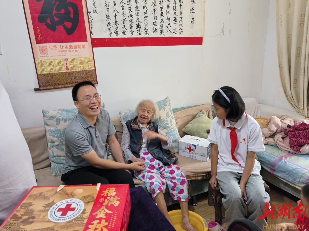 金秋送月饼 老人乐开怀